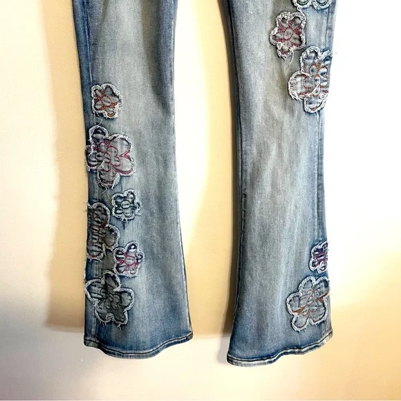 Oli & Hali High Waisted Floral Embroidered Boho Flare Jeans. Light Wash. Sz Med - Picture 5 of 8